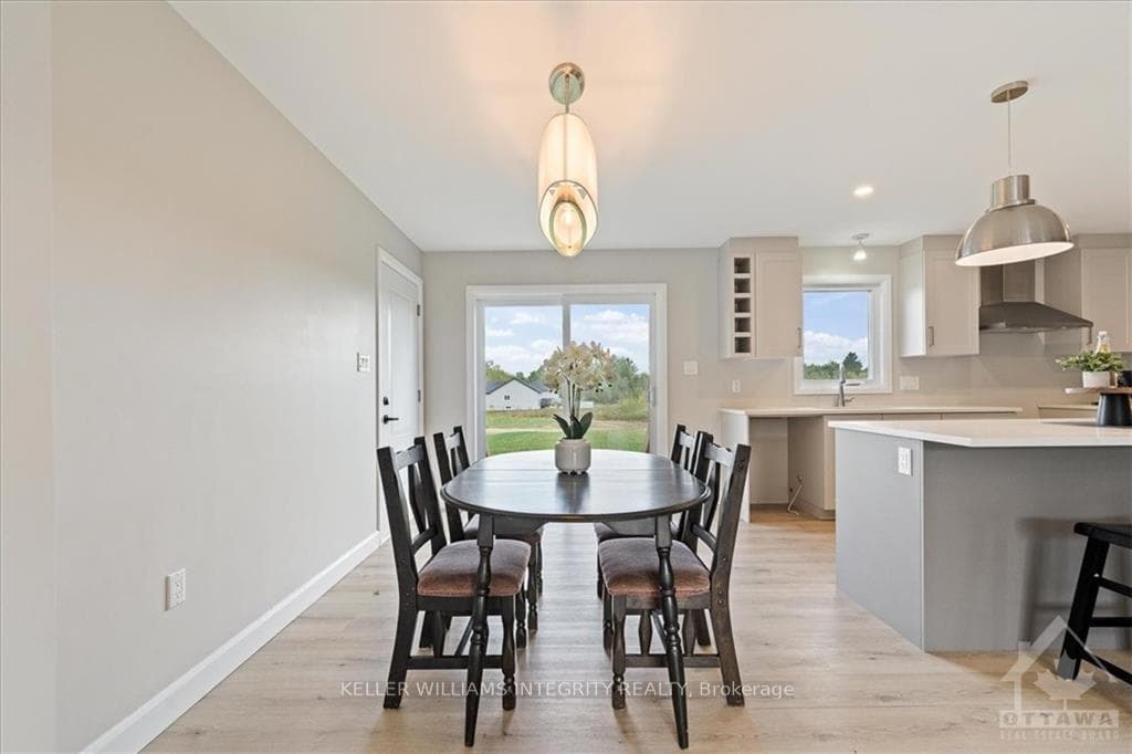 241 ROXANNE Street photo 9
