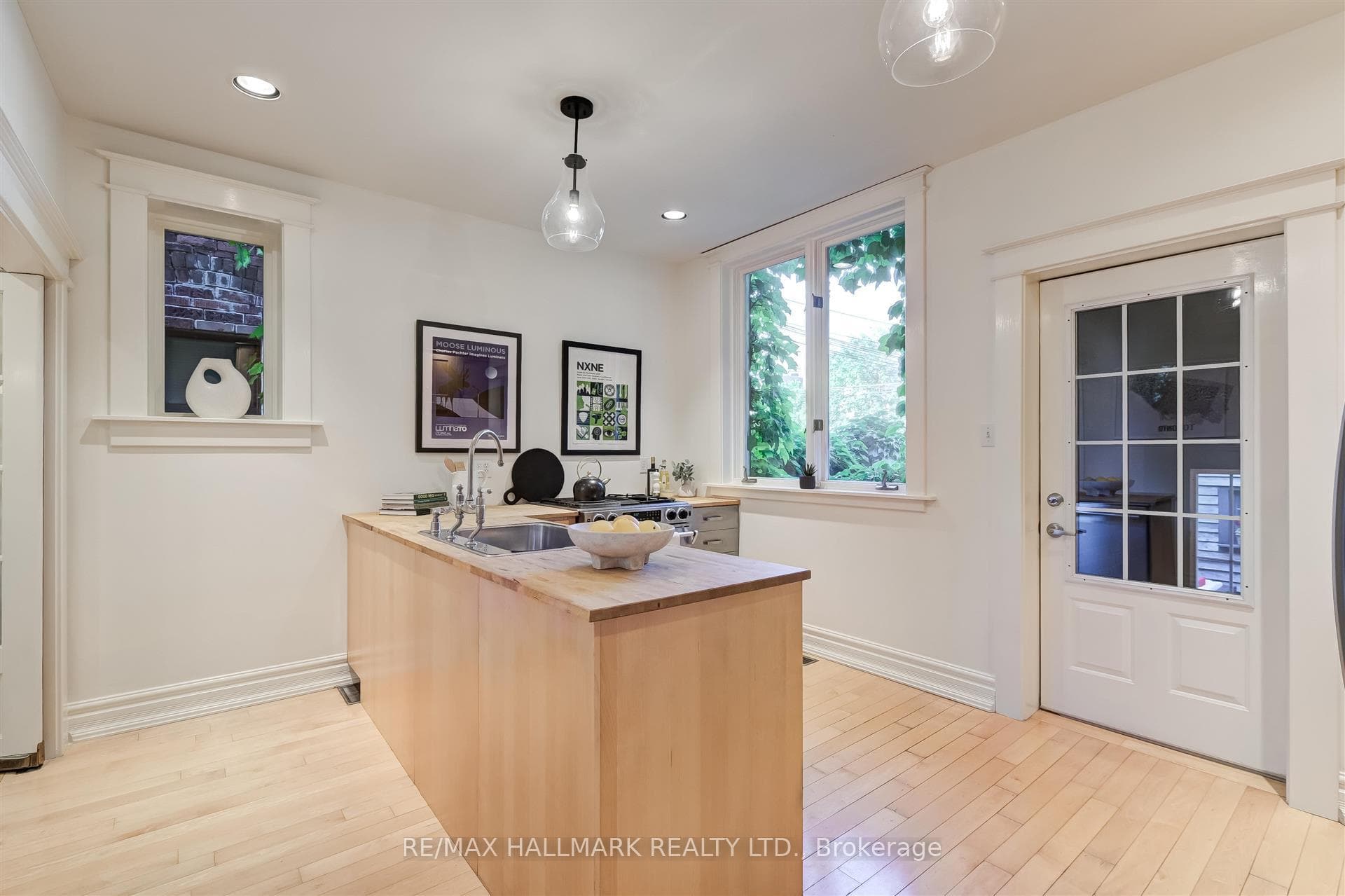 719 Carlaw Avenue photo 10