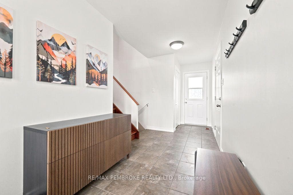 2038 Sandstone Crescent photo 2