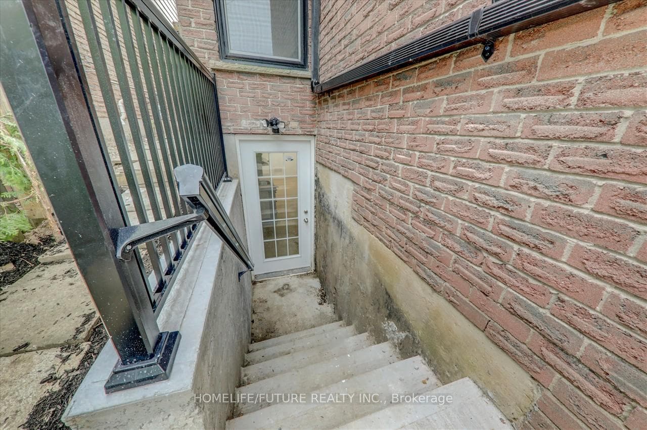 6963 Hickling Crescent photo 35