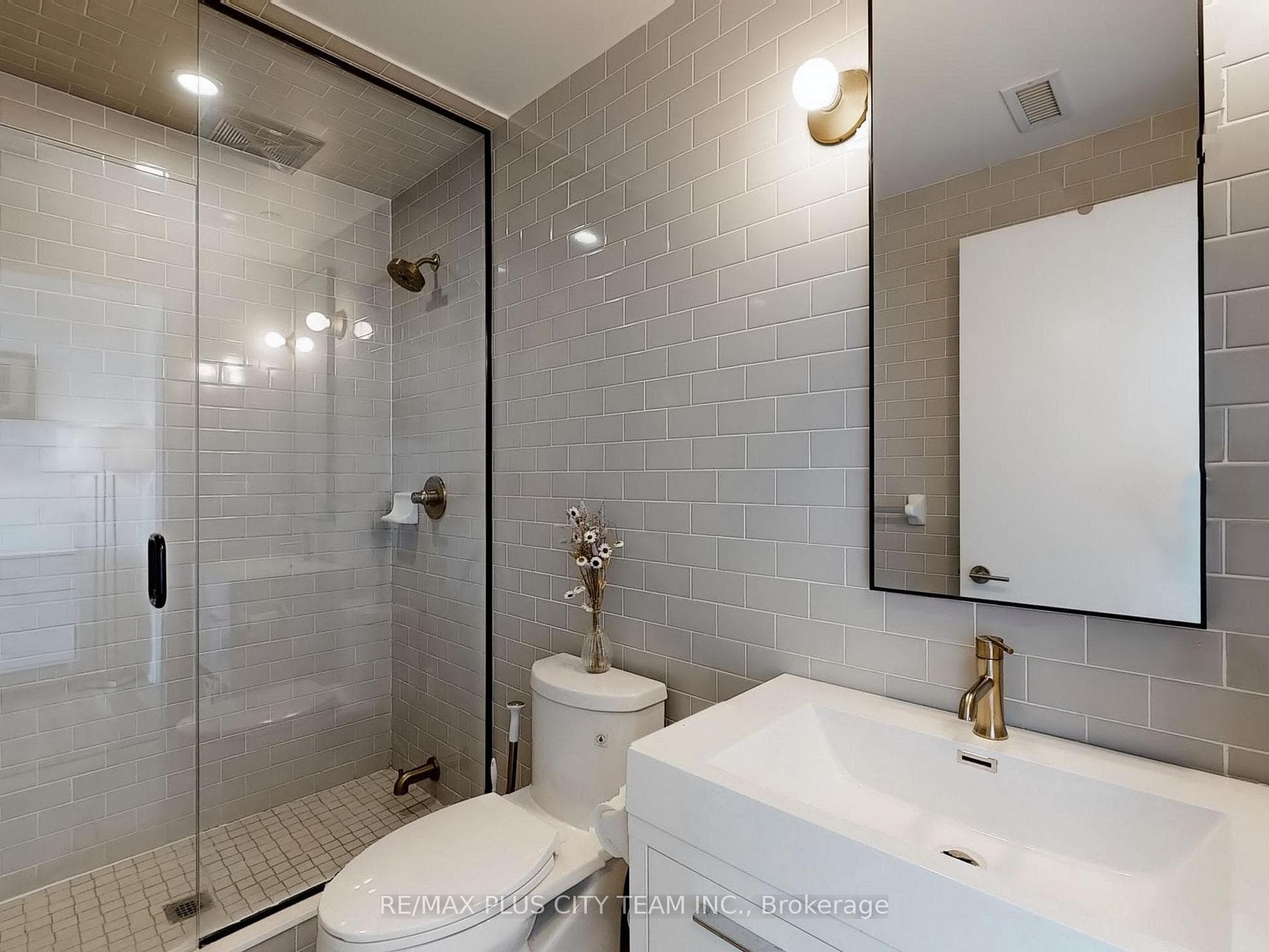106 Dovercourt Road Unit 807 photo 22