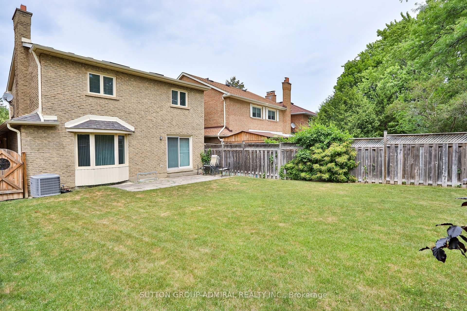 135 Heatherton Way photo 46