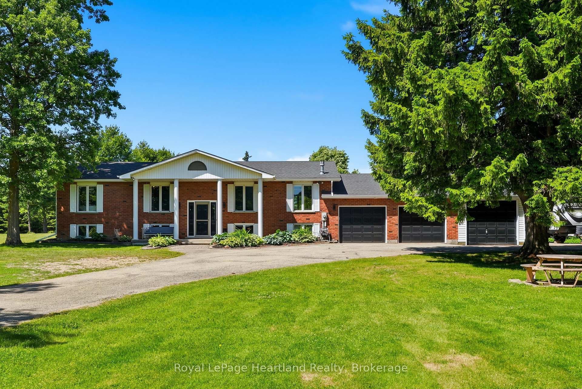 1041 Howick Street photo 3