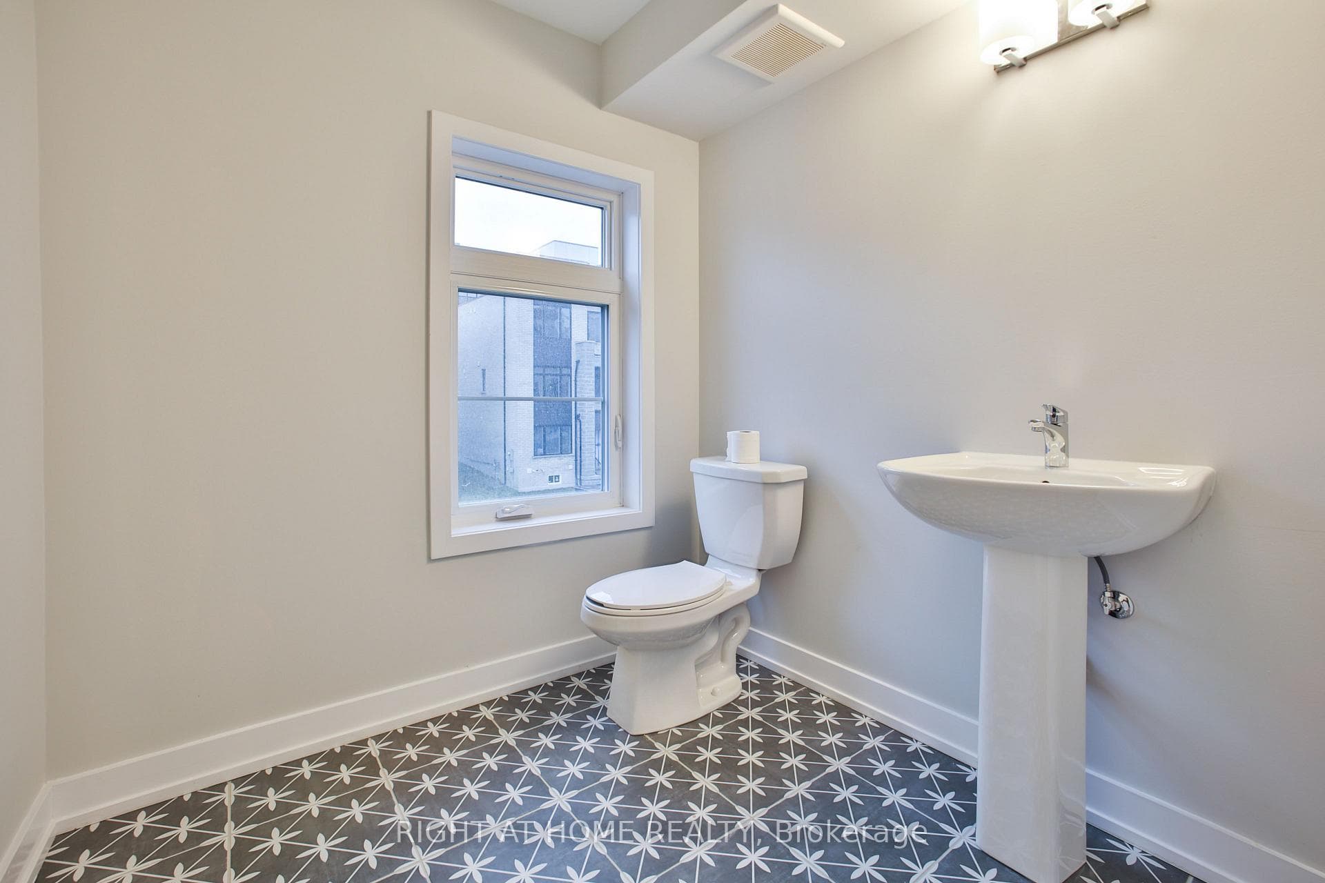 11 Guardhouse Crescent photo 19