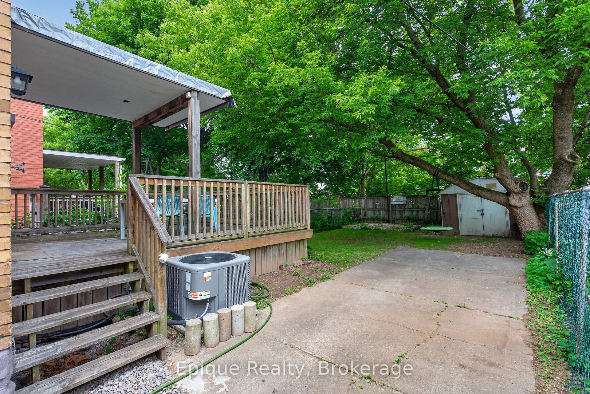 93 Graham Avenue photo 35