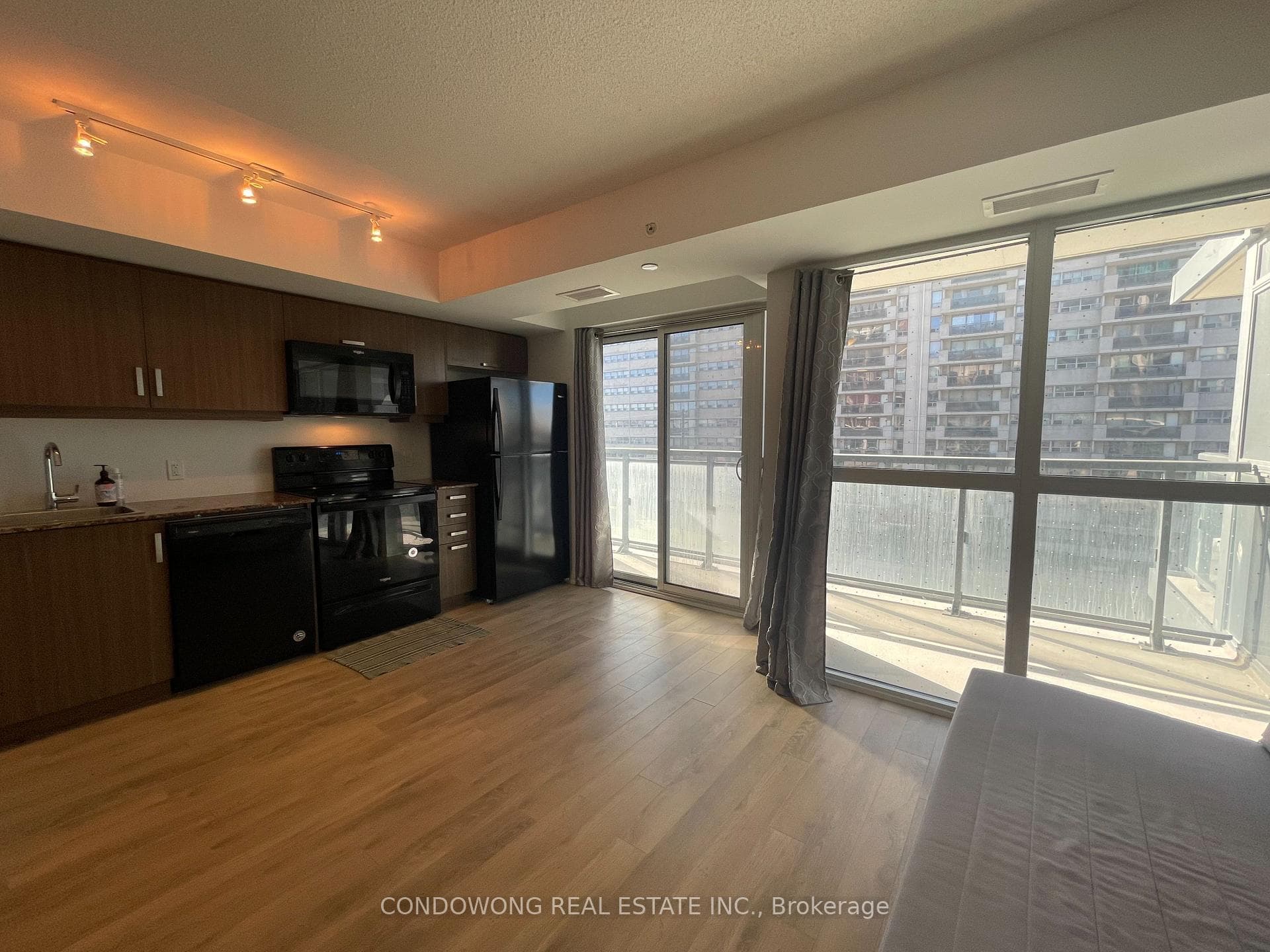 30 Meadowglen Place Unit 408 photo 1