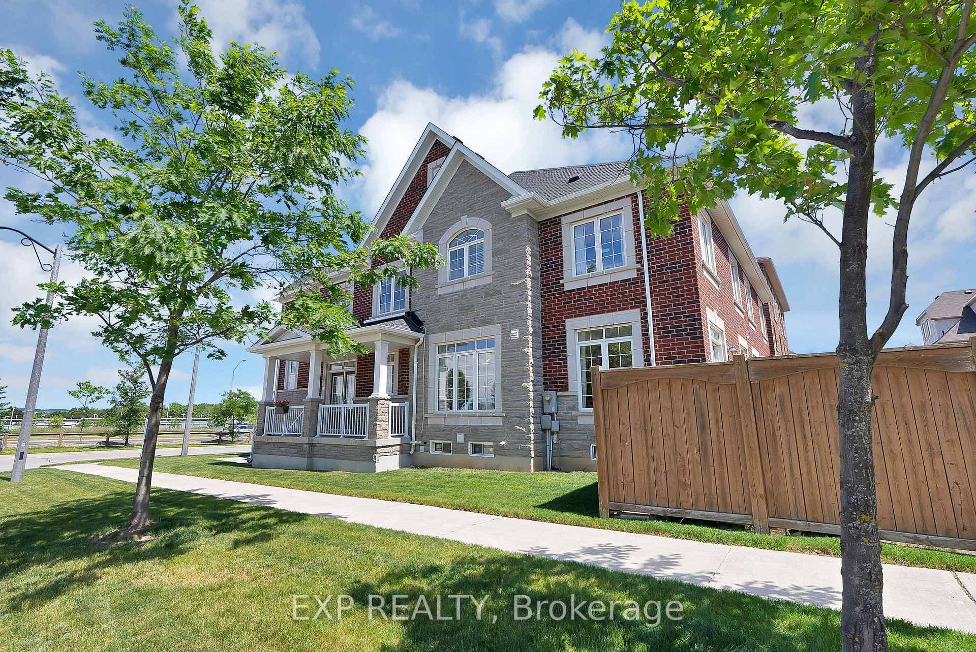 51 Living Crescent photo 2