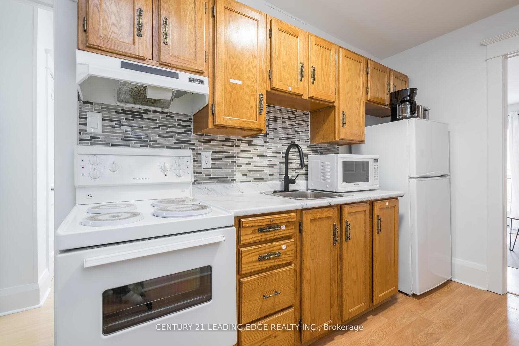 946 Kingston Road Unit Upper photo 9