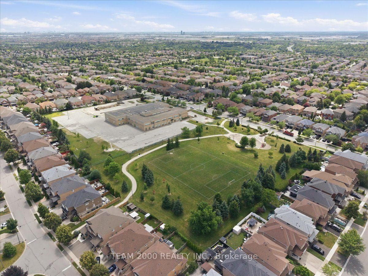 26 Crown Crescent photo 43