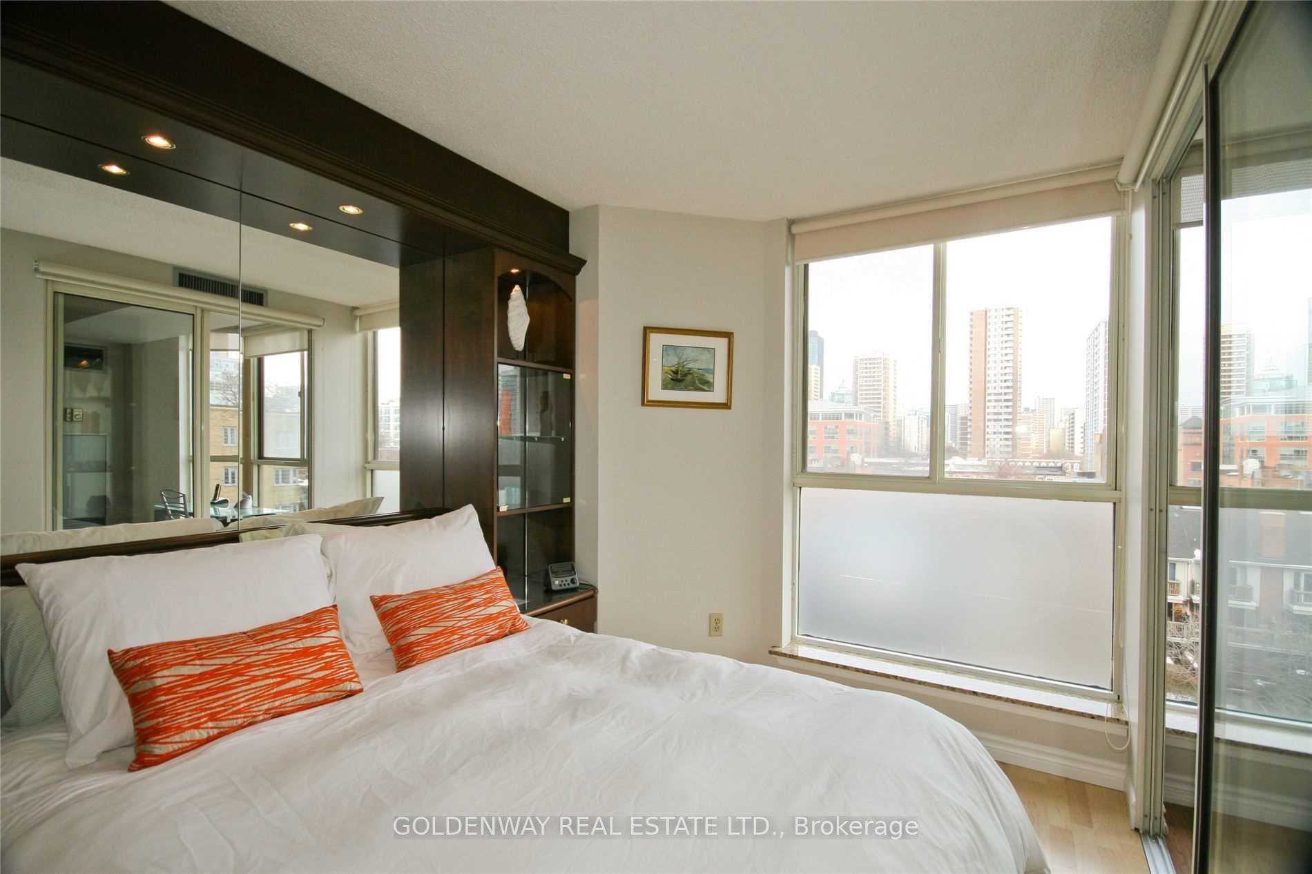 1055 Bay Street Unit 604 photo 1
