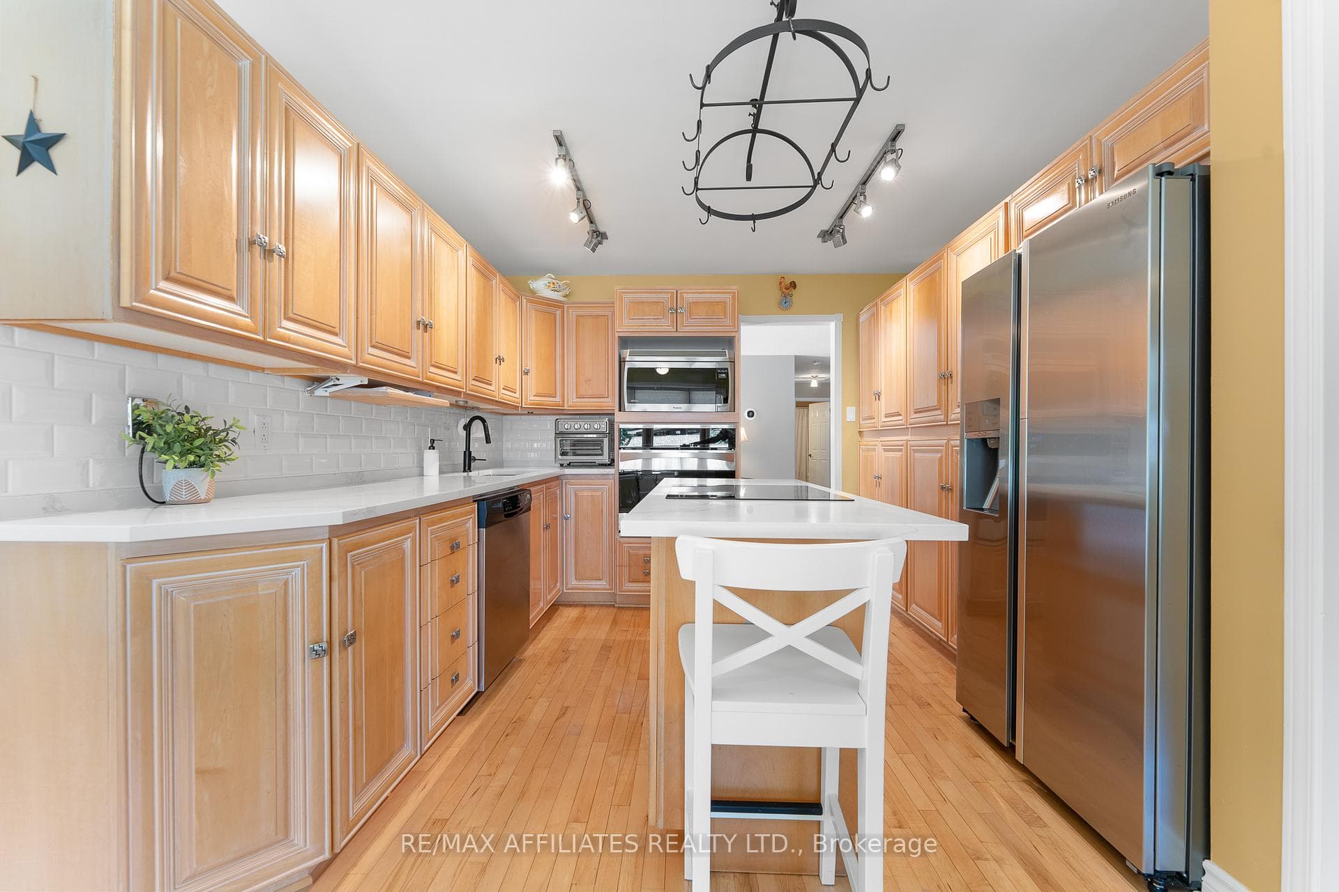 Kitchen w/ Subway Tile Backsplash (2022)