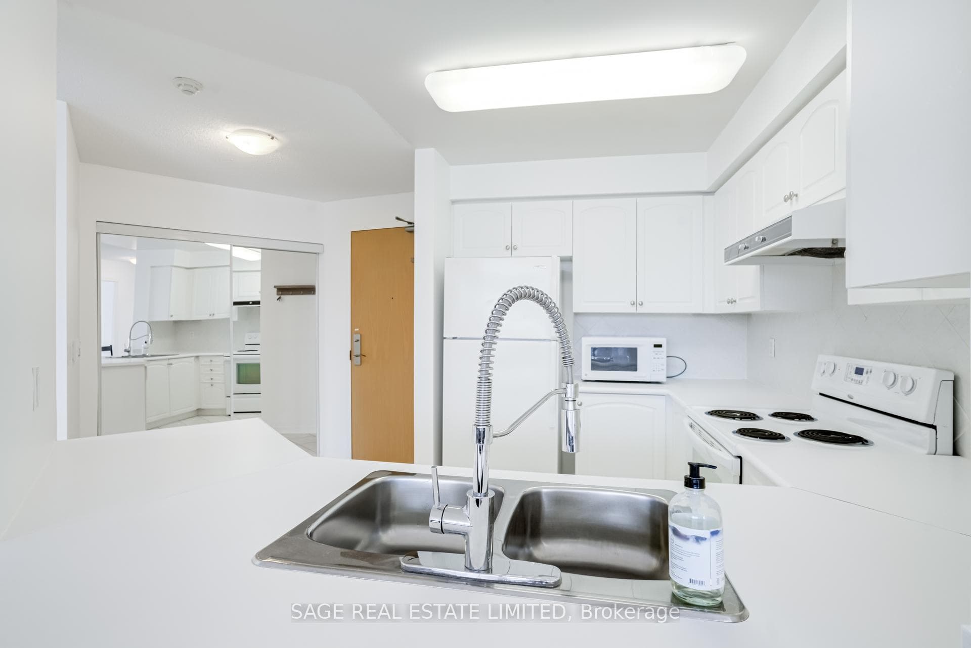 509 Beecroft Road Unit 305 photo 8