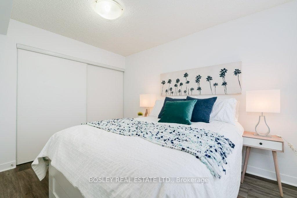 812 Lansdowne Avenue Unit 810 photo 17