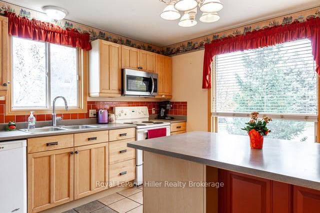 165 Clarence Avenue photo 4