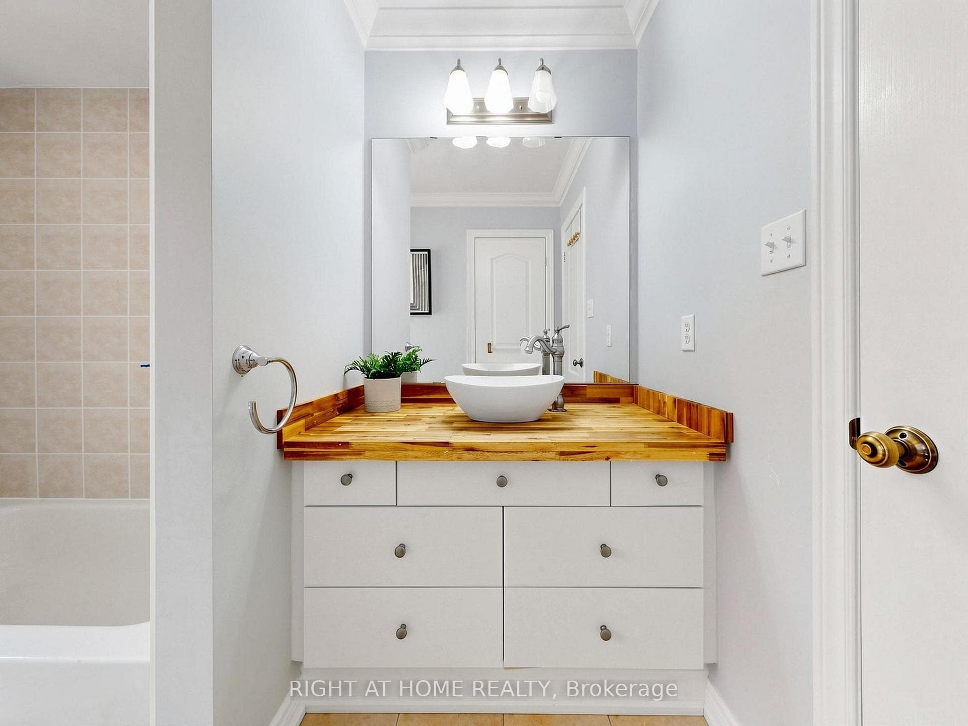 142 Alfred Smith Way photo 32