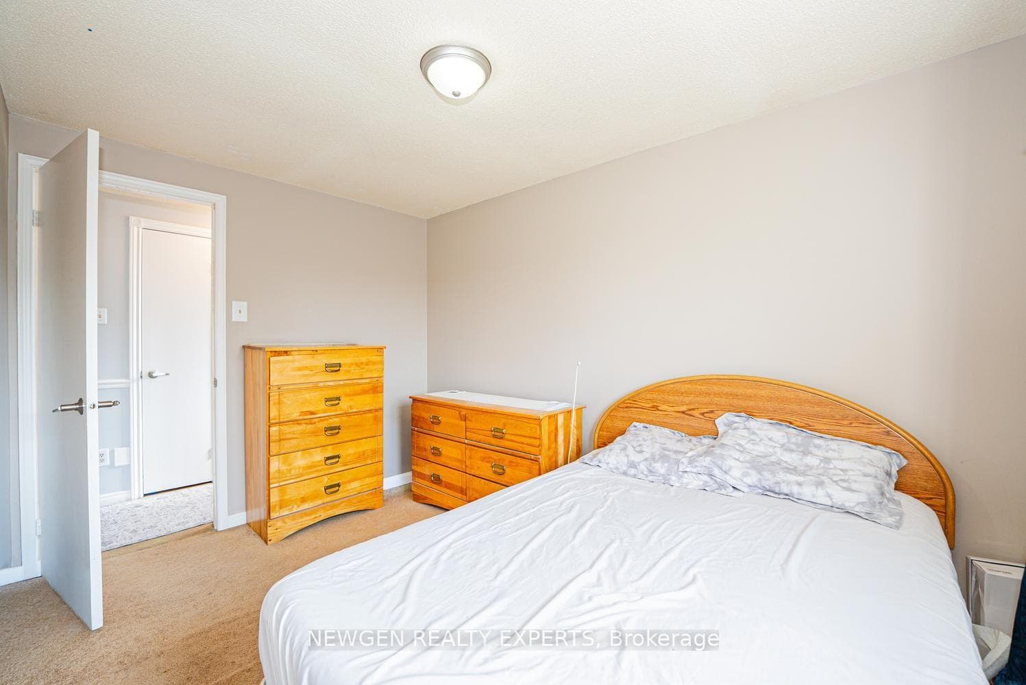 7022 Cordingley Crescent photo 21
