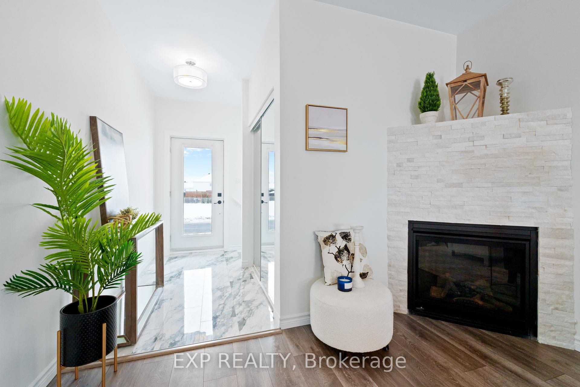 1033 Jacynthe Street photo 4