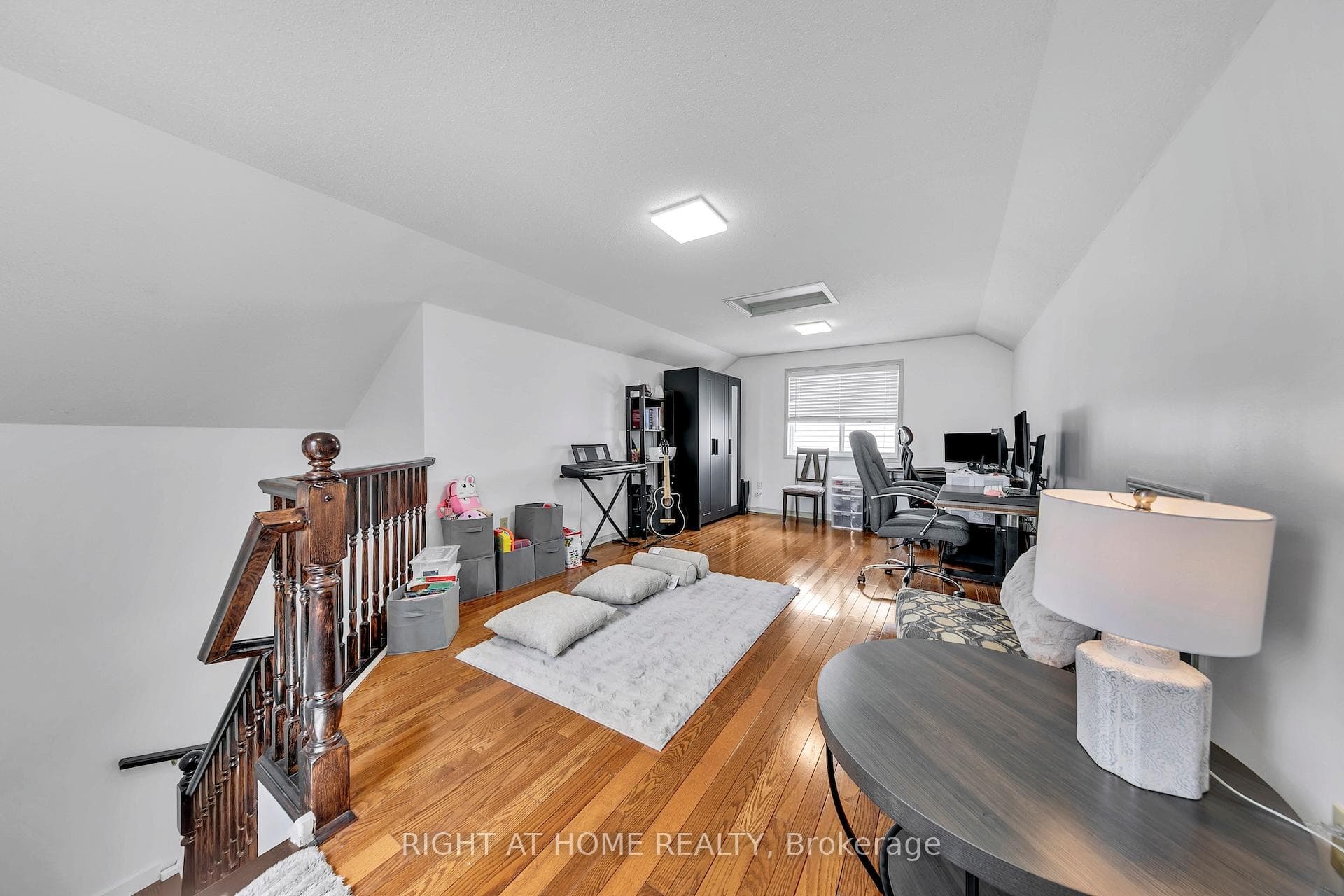 77 Milson Crescent photo 32