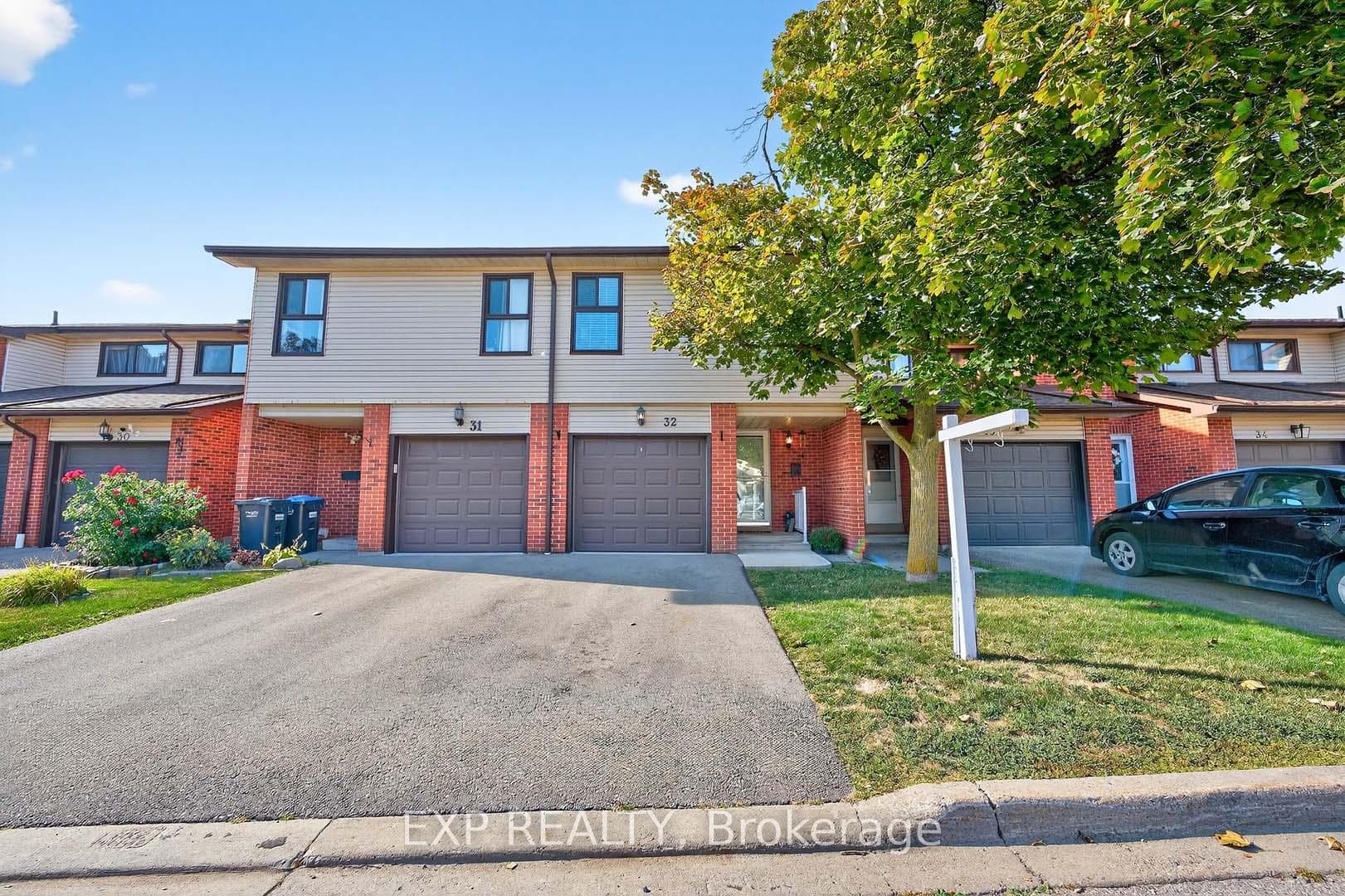32 Collins Crescent photo 4