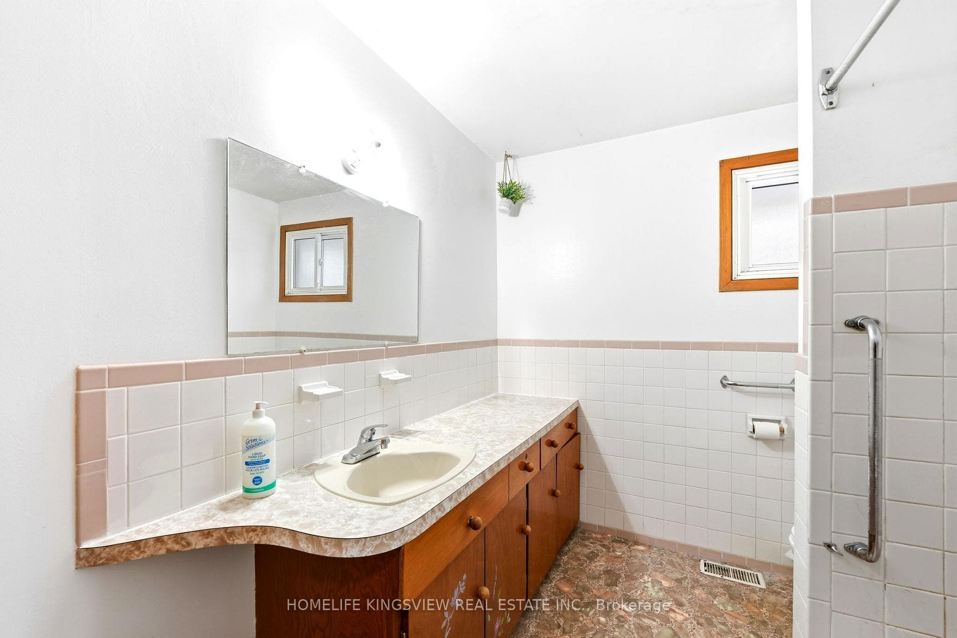 656 Athol Street photo 25