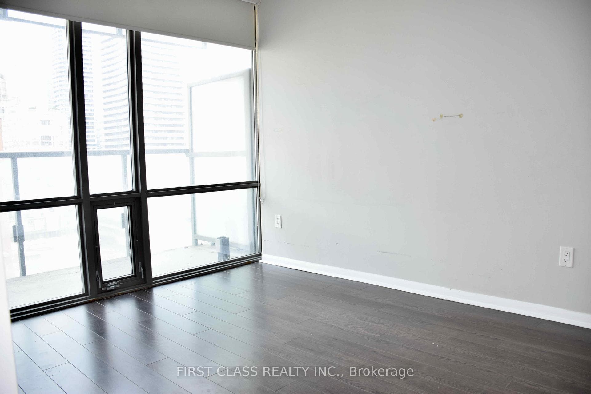 37 Grosvenor Street Unit 1406 photo 6