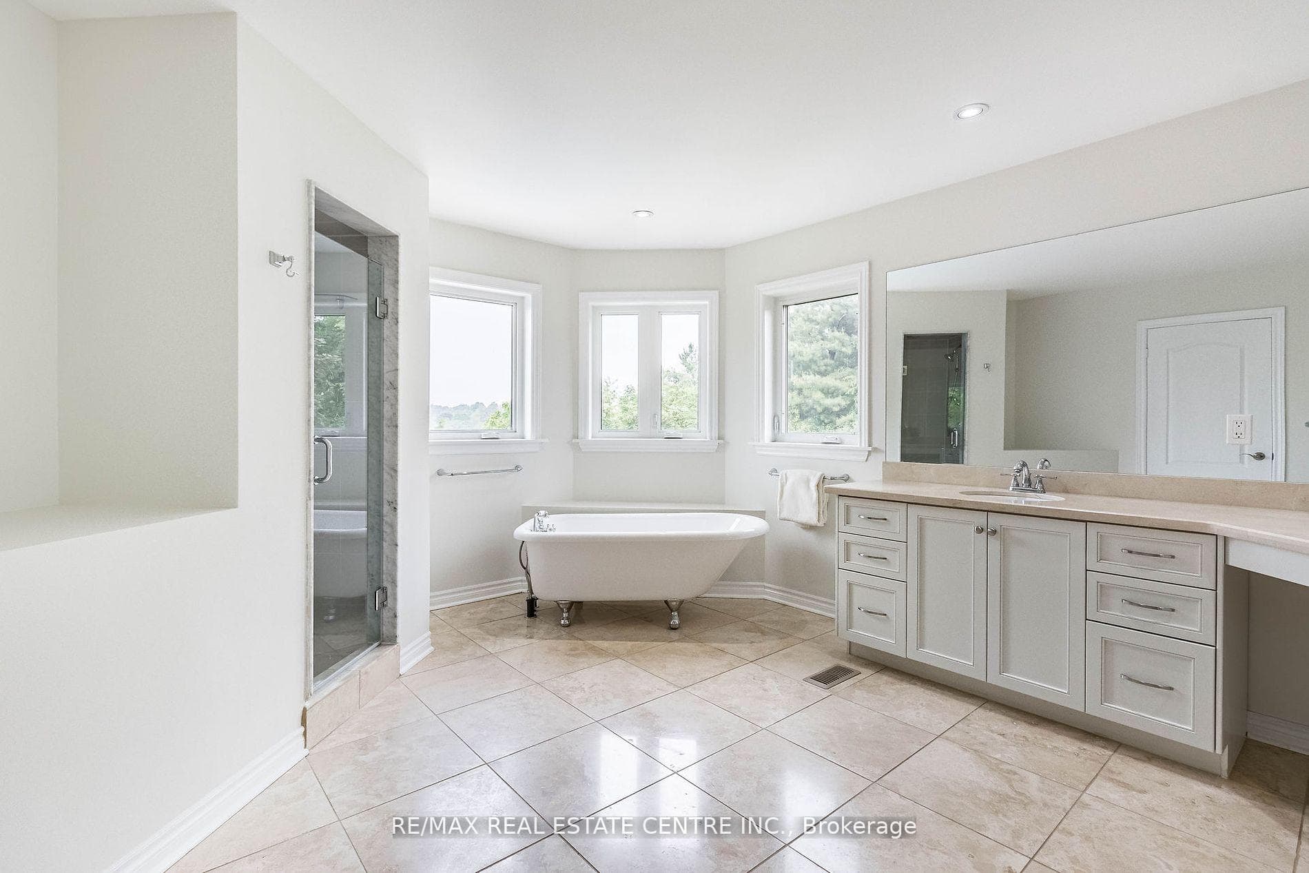 Master bedroom ensuite bath