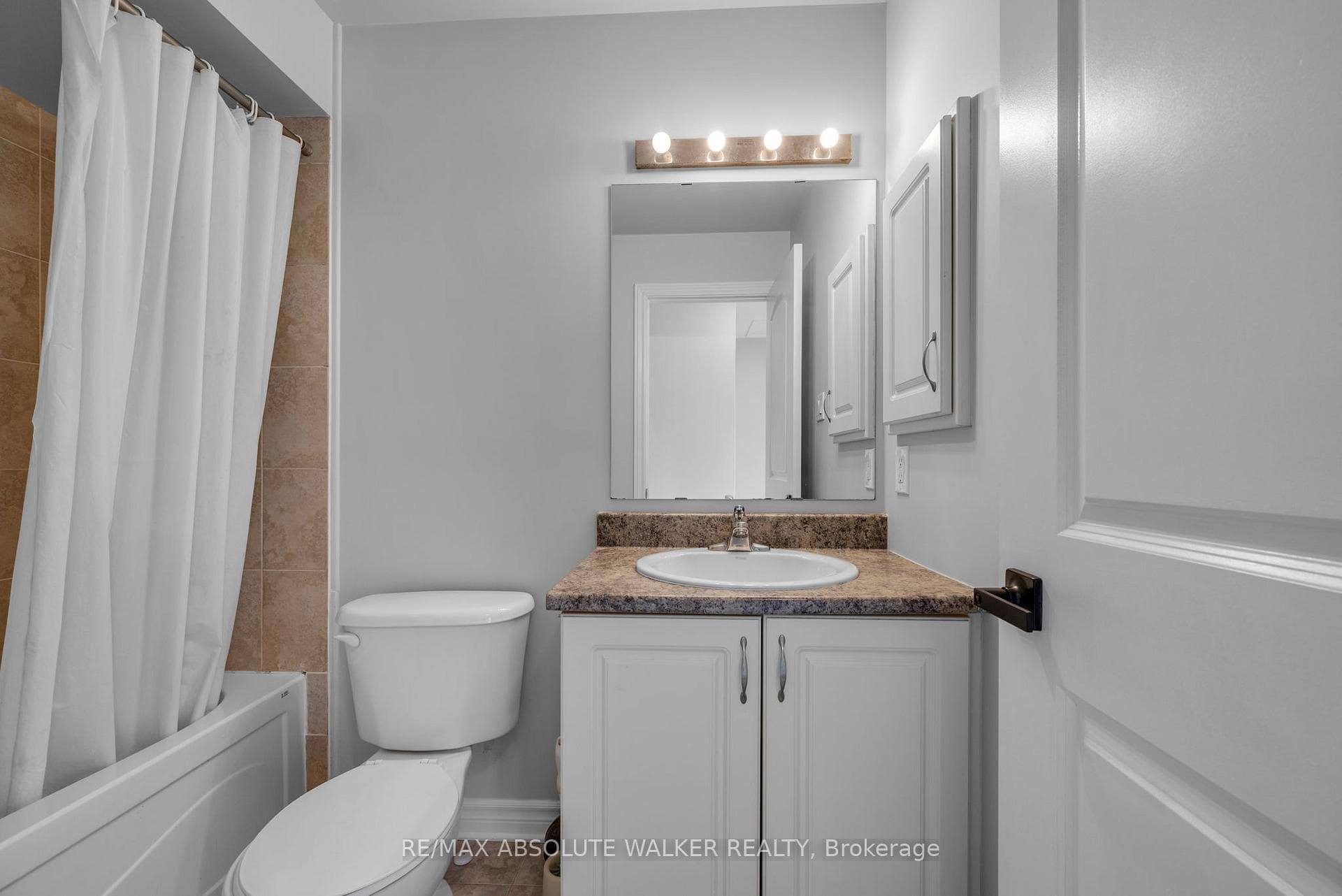 2351 Glandriel Crescent photo 37