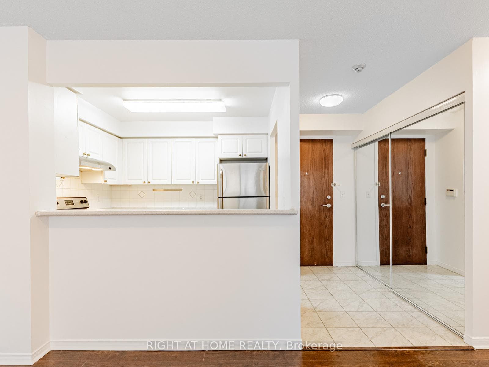 29 Pemberton Avenue Unit 908 photo 5