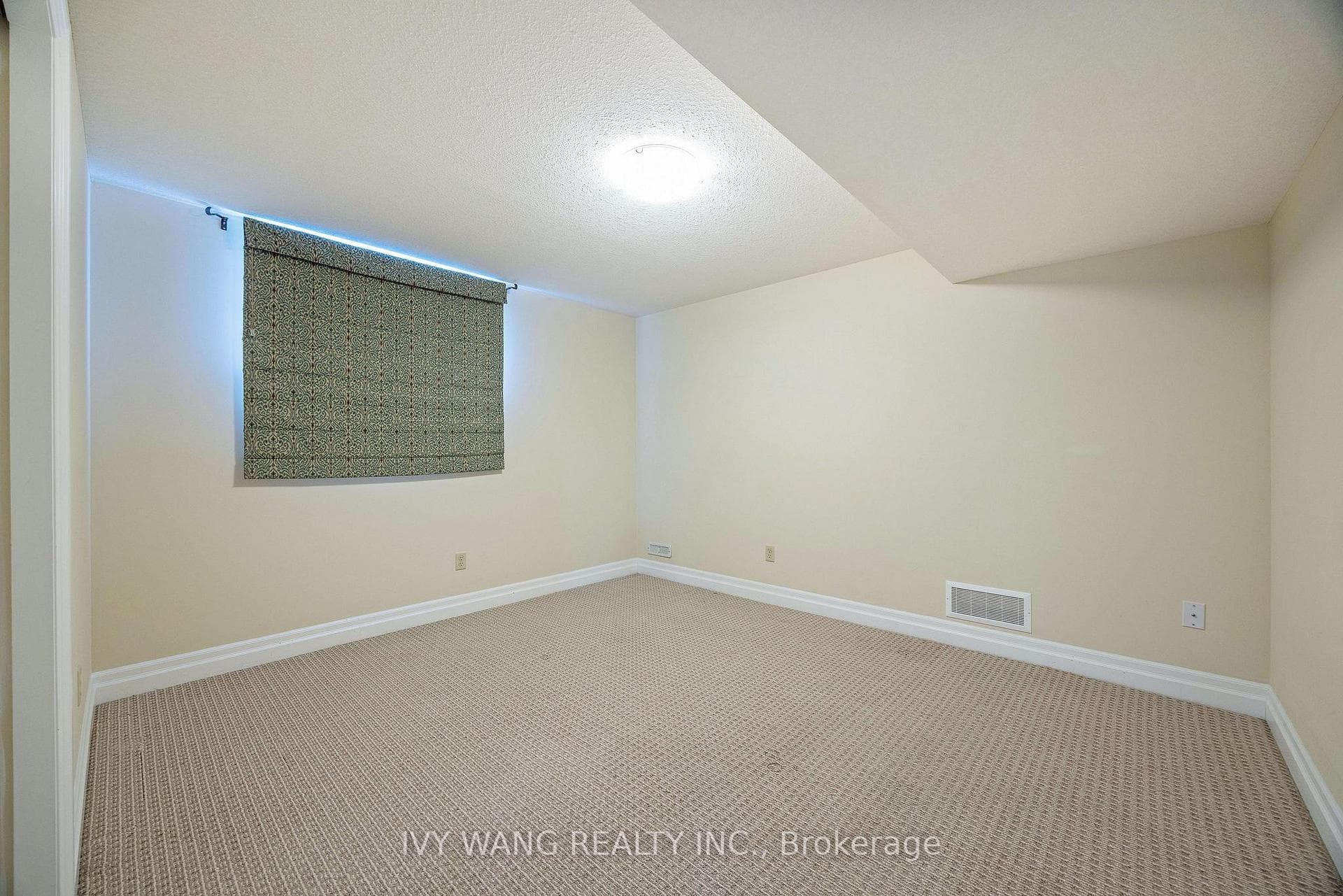 2080 BEAVERBROOK Avenue Unit 31 photo 30
