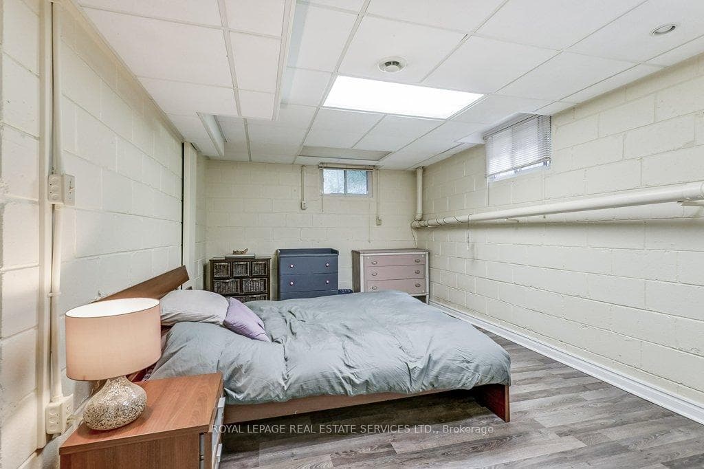 1063 Lorne Park Road photo 29