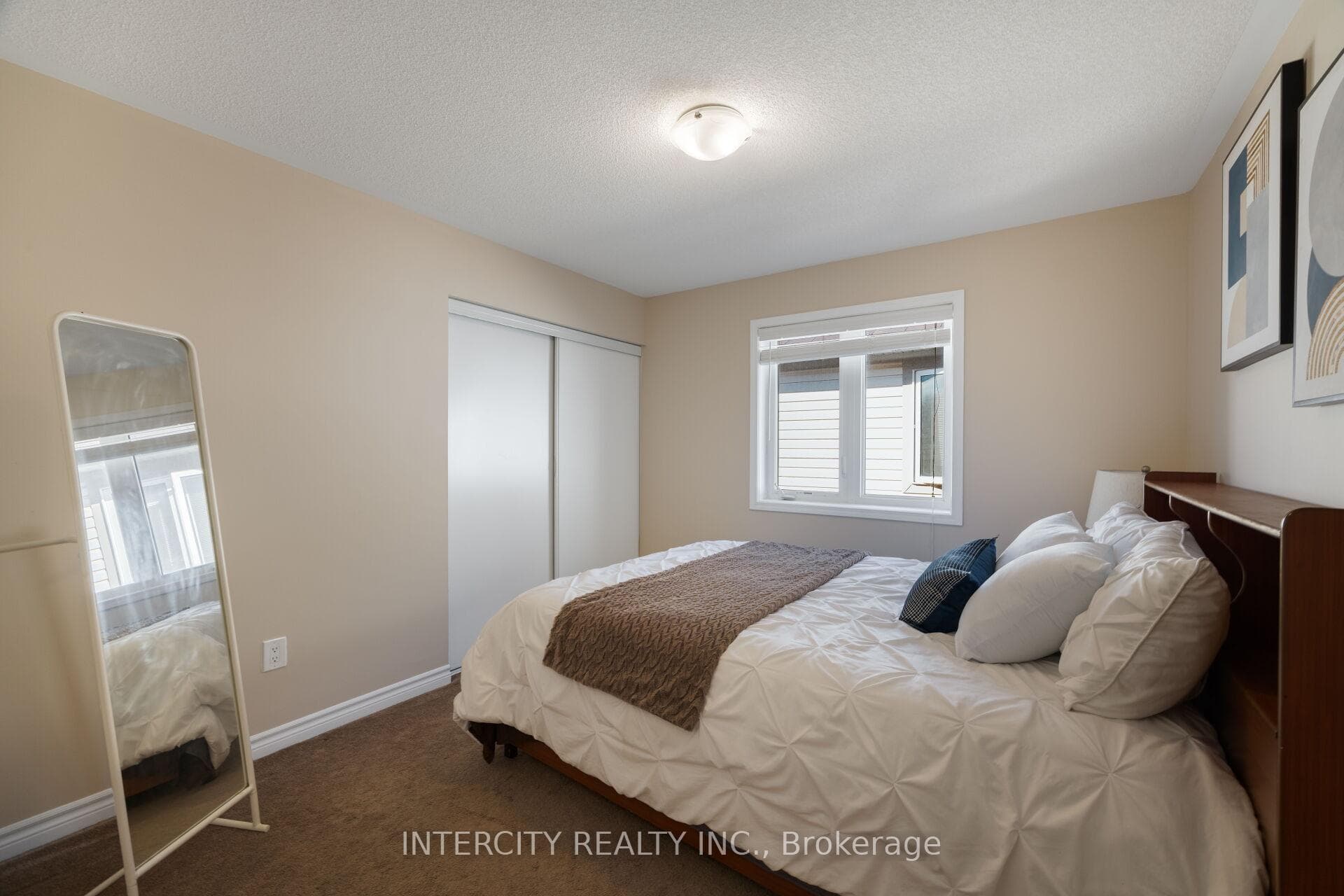 19 Enford Crescent photo 36