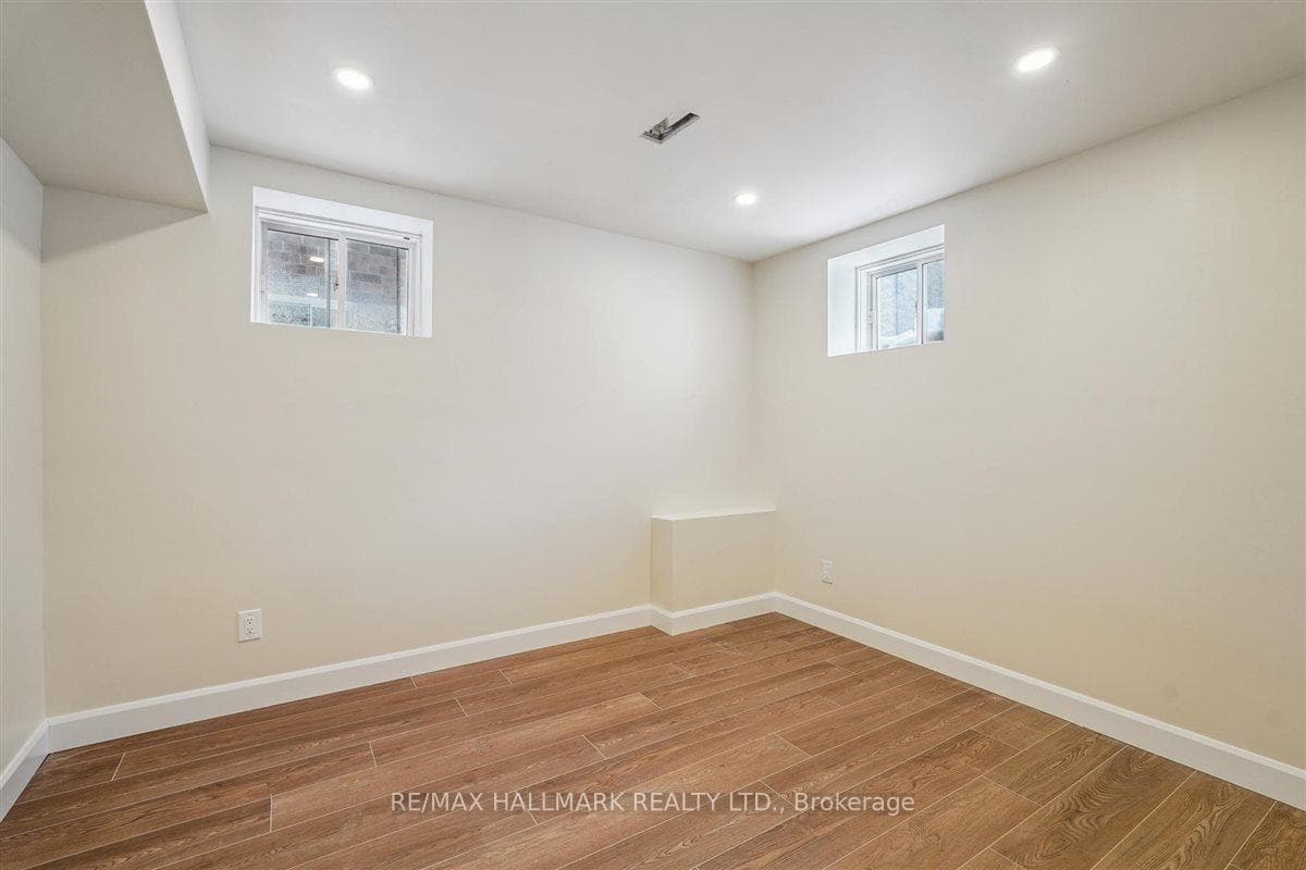 21 La Reine Avenue photo 44