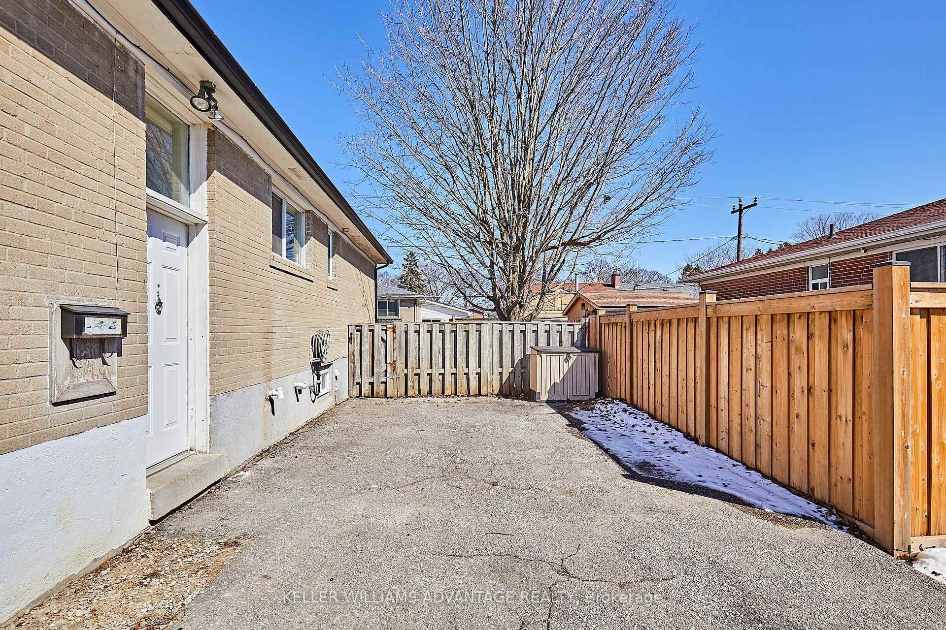 Separate side entrance to lower unit