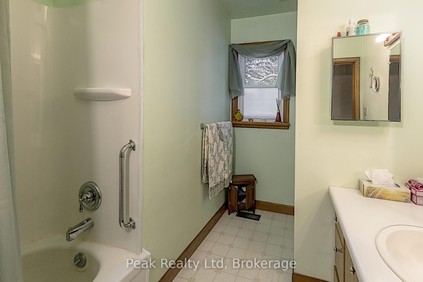 670 Elm Avenue photo 32