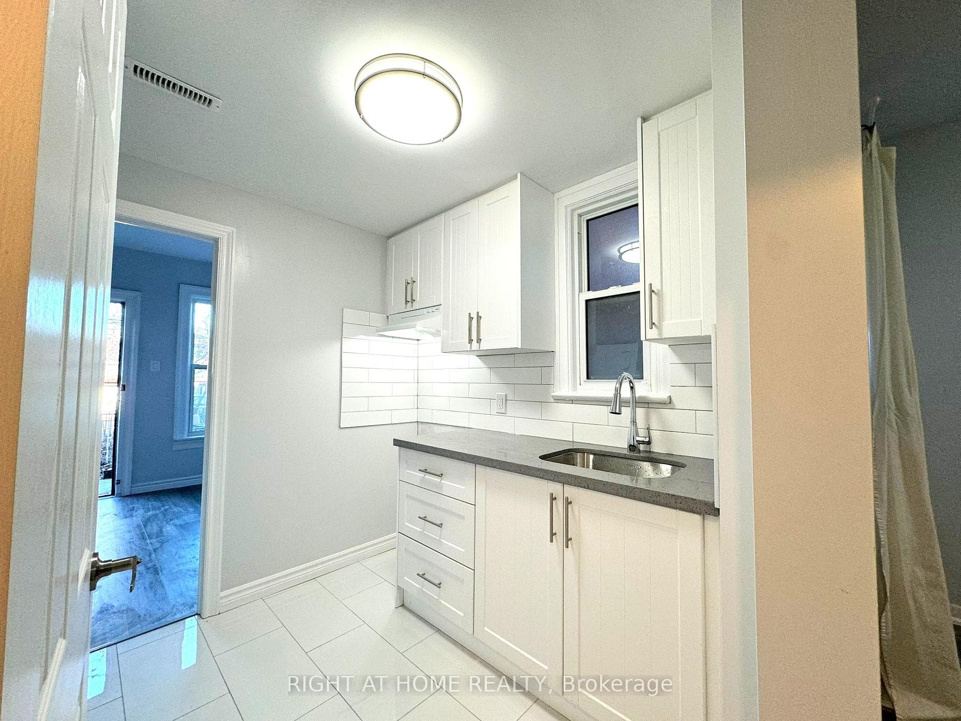 1025 Dufferin Street Unit Lower photo 2