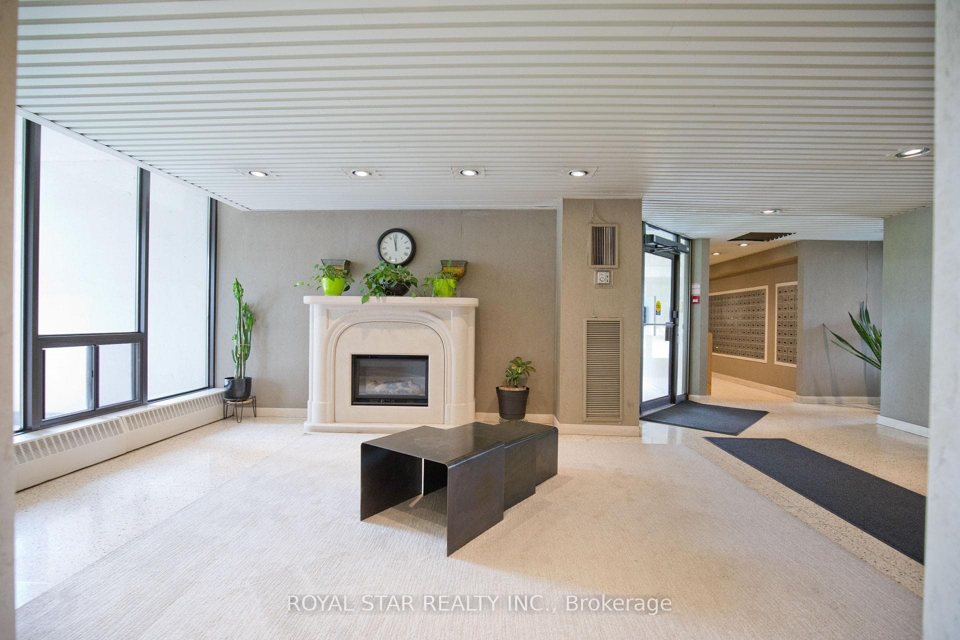 1535 Lakeshore Road Unit 1607 photo 3