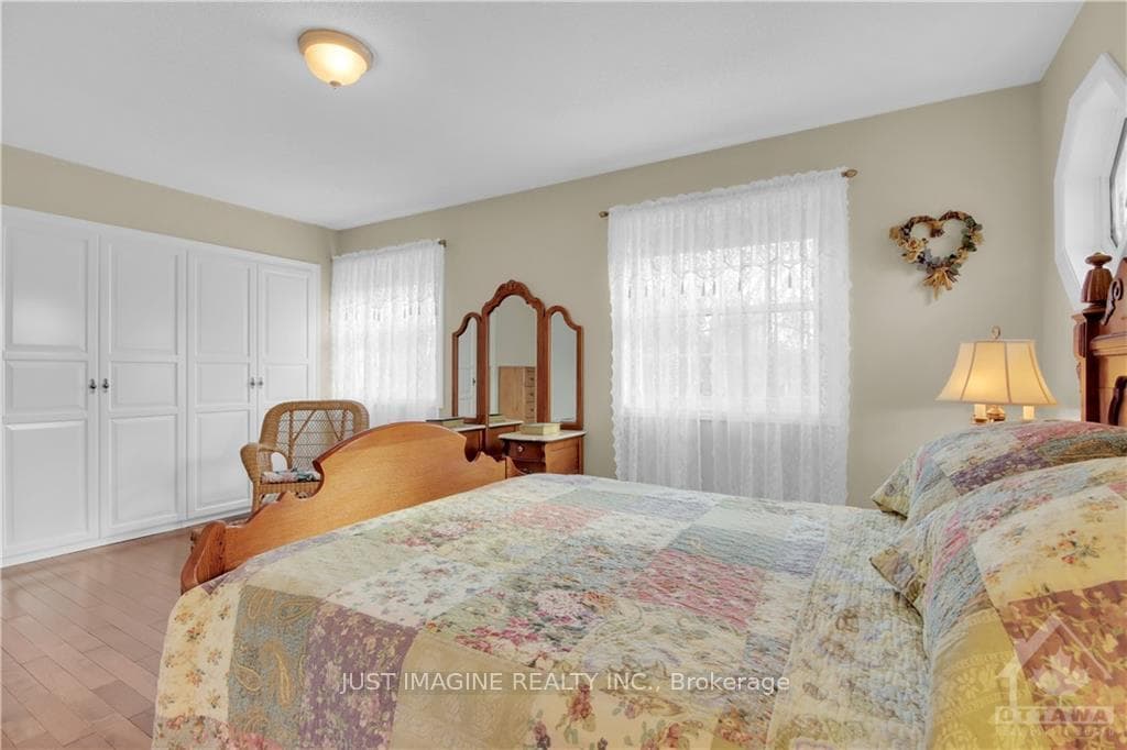 Bedroom on 2nd level w queen size bed