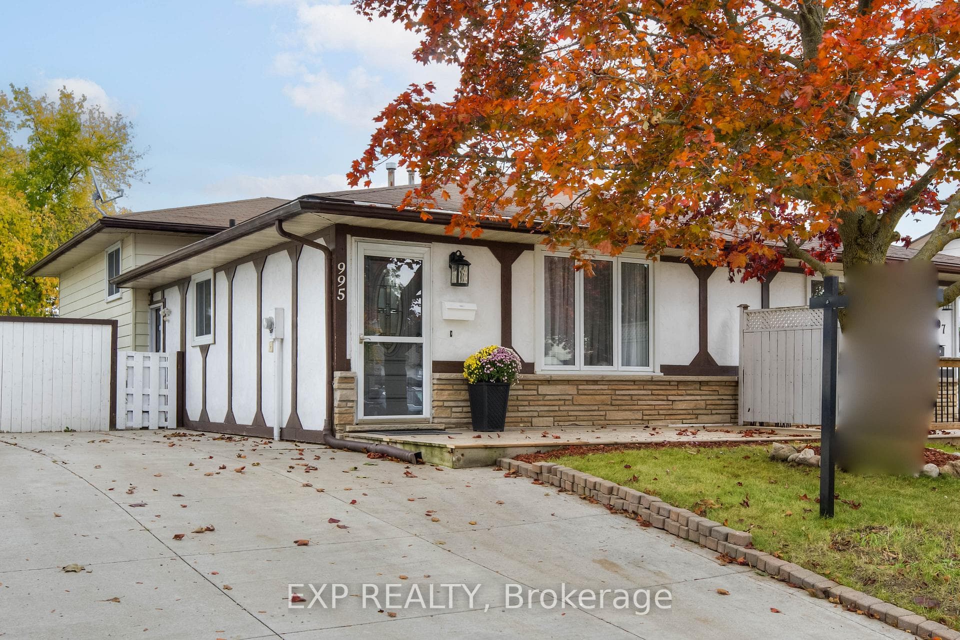 995 Langs Circle photo 1