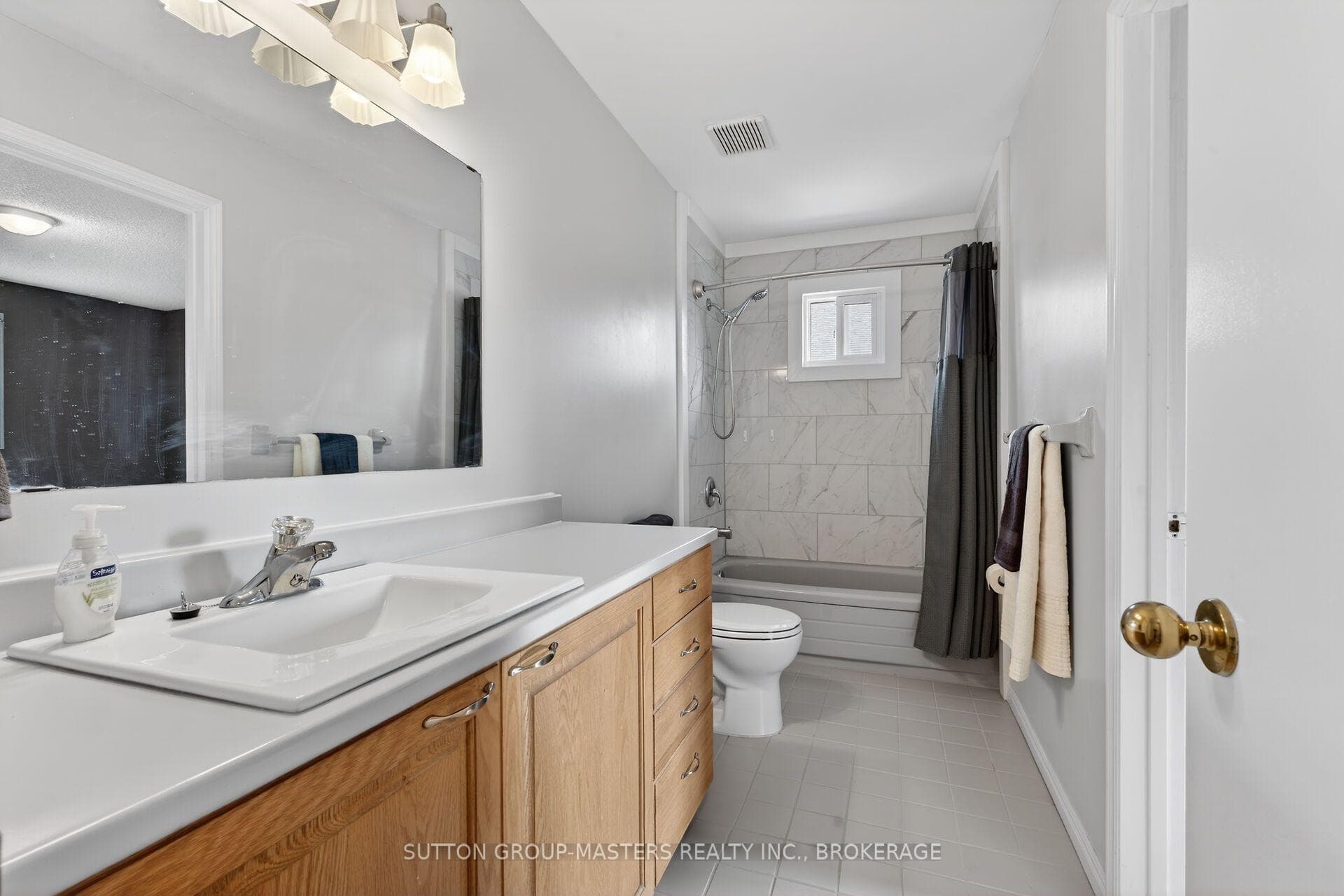 1080 Palmerston Crescent photo 14
