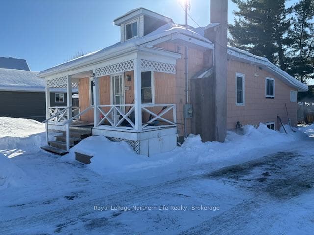 975 McIntyre Street photo 2