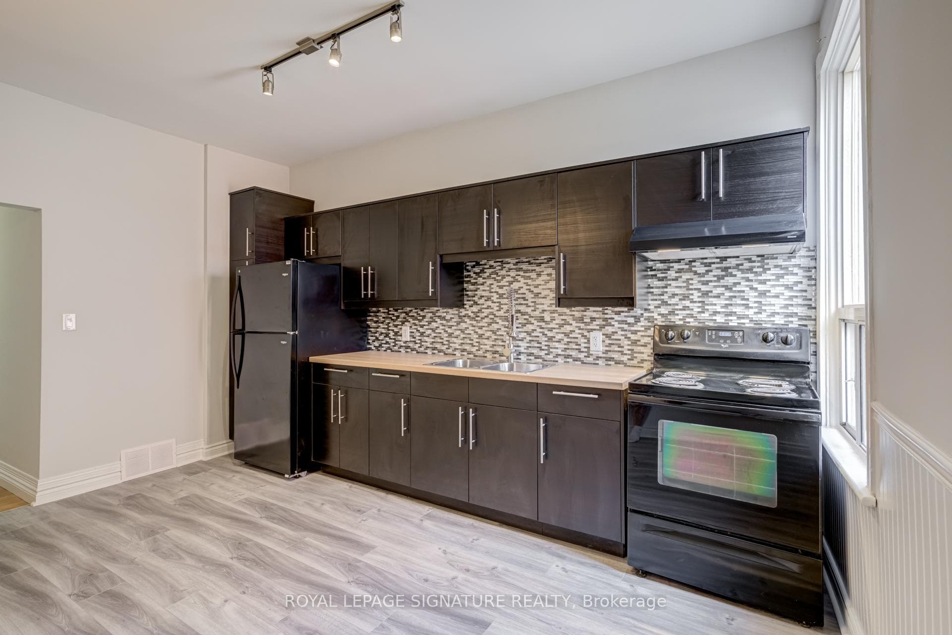 212 Wellington Street Unit Main photo 5