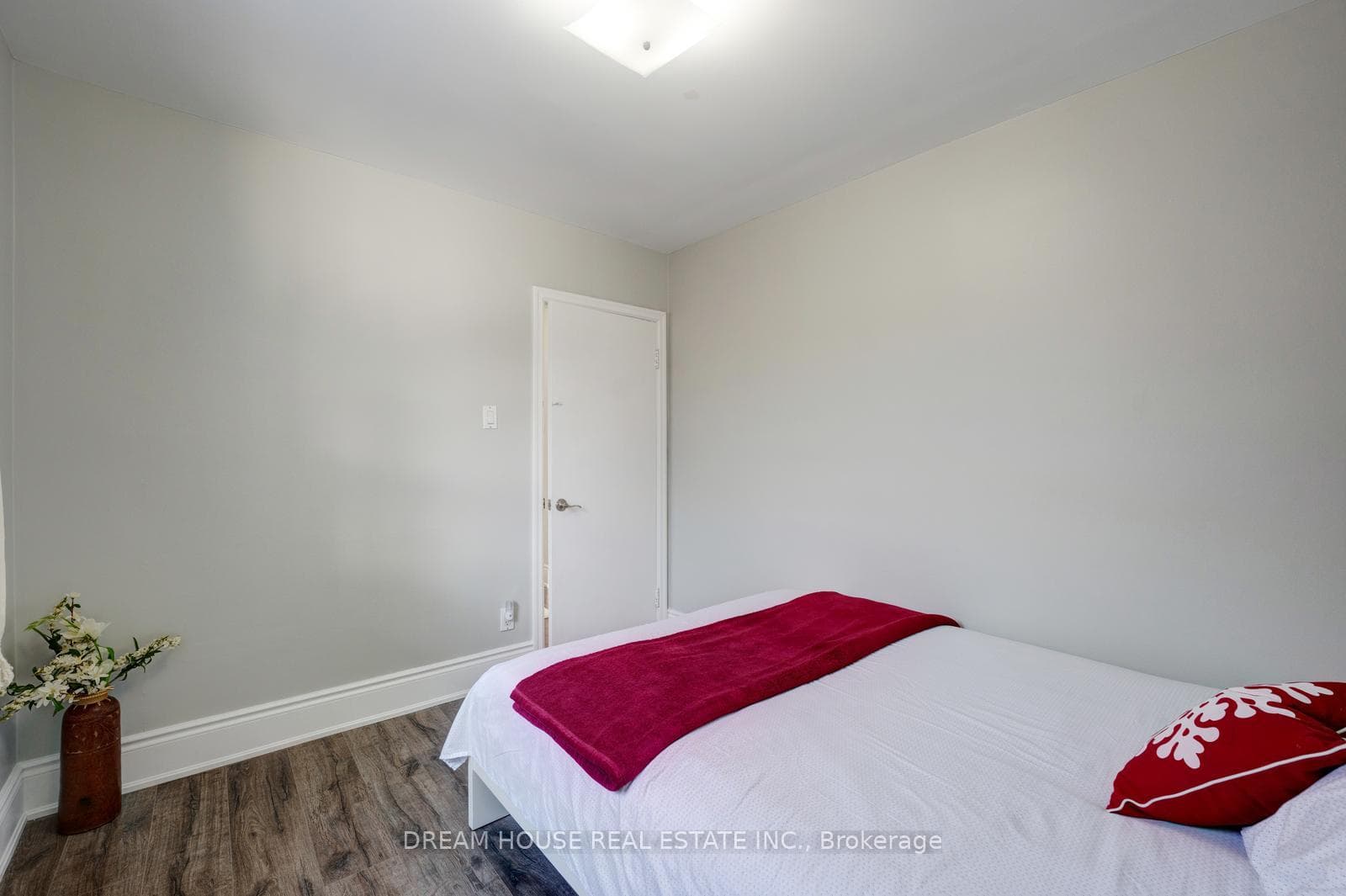 3256 St Clair Avenue photo 20