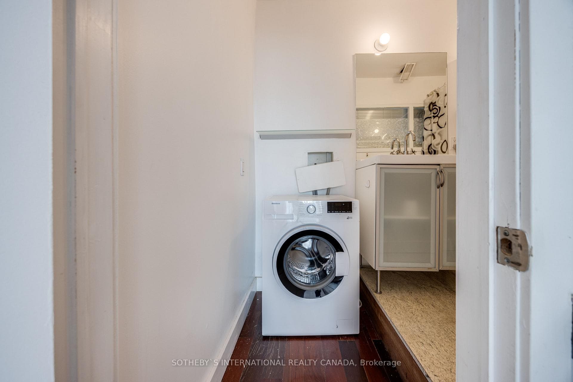 92 Shaftesbury Avenue Unit Upper photo 12