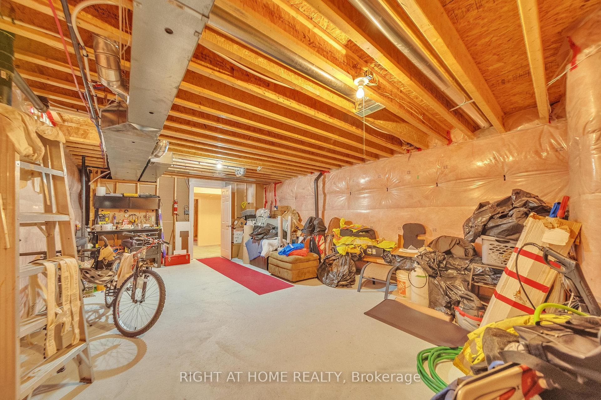 16 Sewell Crescent photo 31