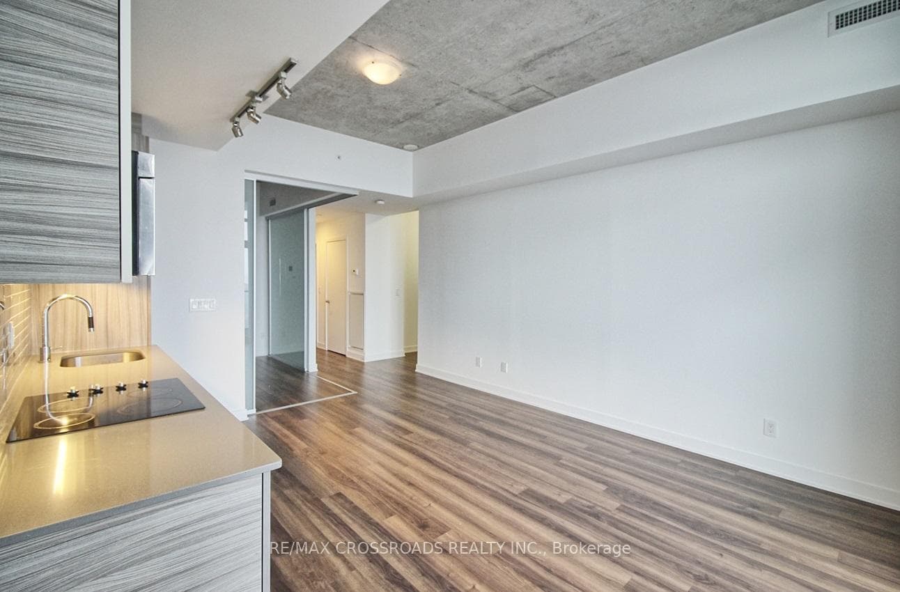 210 simcoe Street Unit 2404 photo 7