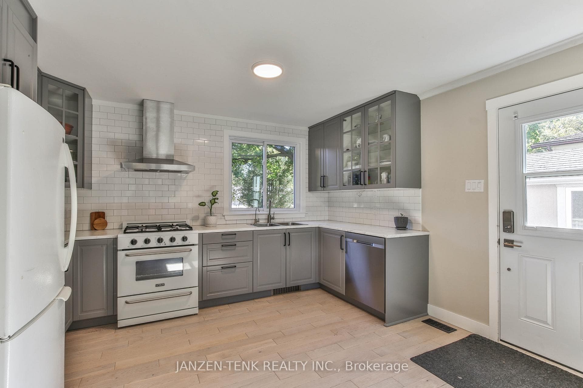 39 Treelawn Avenue photo 4
