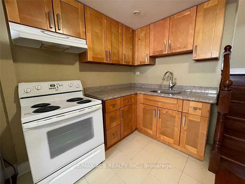 40 Cavehill Crescent Unit Lower photo 9