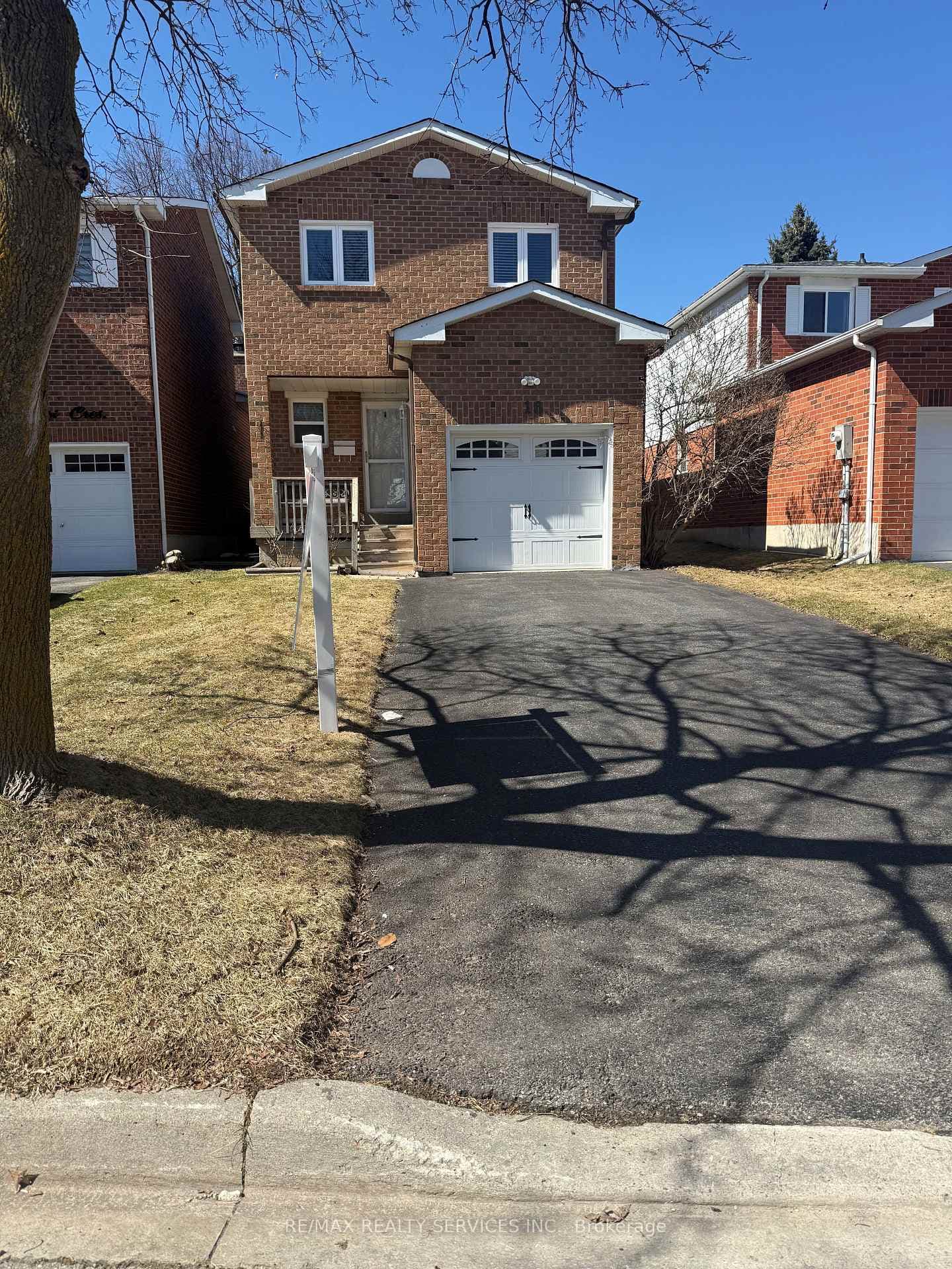 16 Ferri Crescent photo 2
