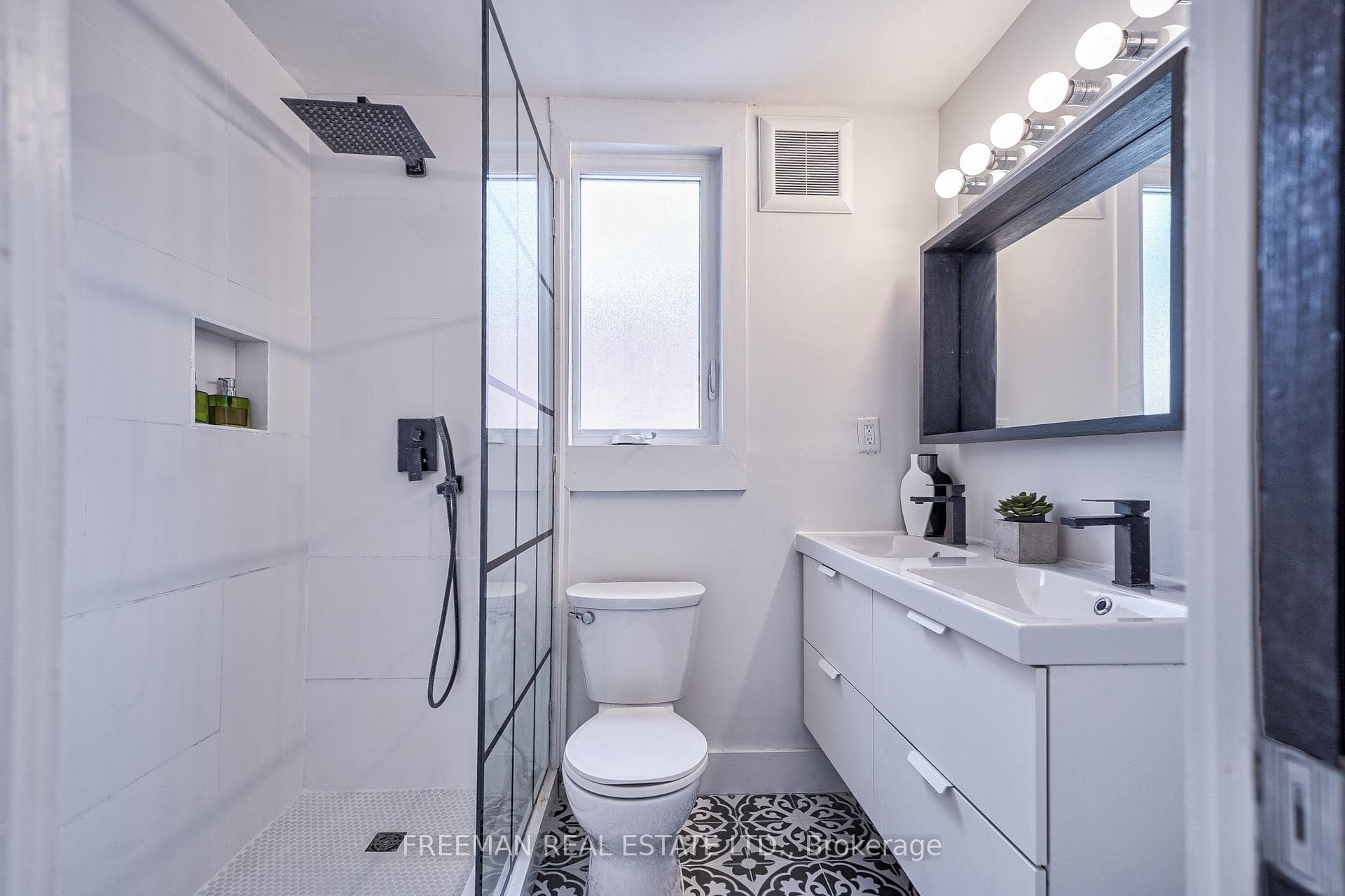476 Clinton Street photo 22