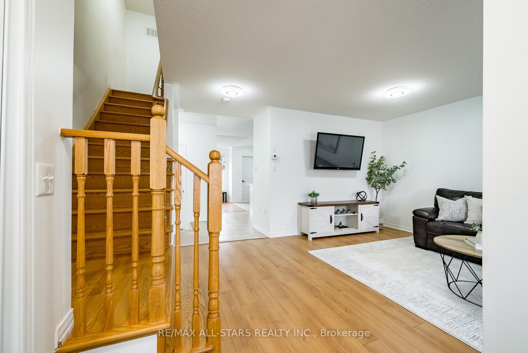 600 Hoover Park Drive photo 3